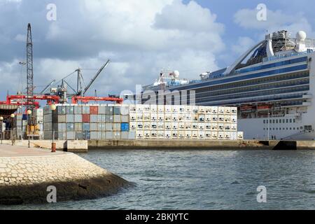 Bateau de croisière à la station d'accueil Santo Amaro, Lisbonne, Portugal, Europe Banque D'Images