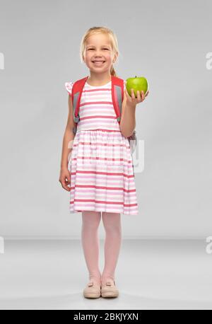 petite fille d'école avec pomme verte Banque D'Images