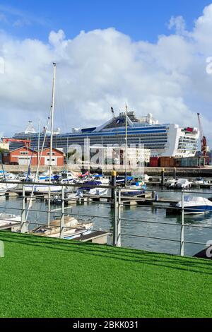 Port de plaisance de Santo Amaro Dock, Lisbonne, Portugal, Europe Banque D'Images