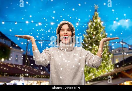 bonne femme en chapeau au marché de noël Banque D'Images