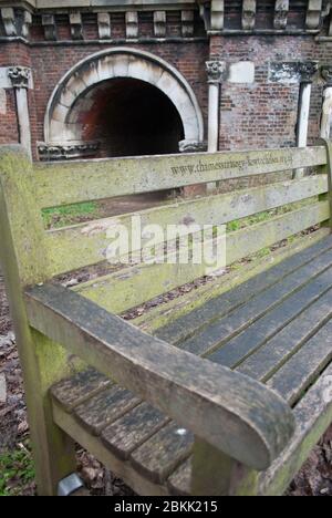 Kew Railway Bridge Thames Path Bench Thames Path Teddington to Kew, Richmond London Banque D'Images