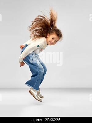 Smiling little girl jumping Banque D'Images