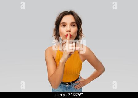 jeune femme en haut jaune moutarde Banque D'Images