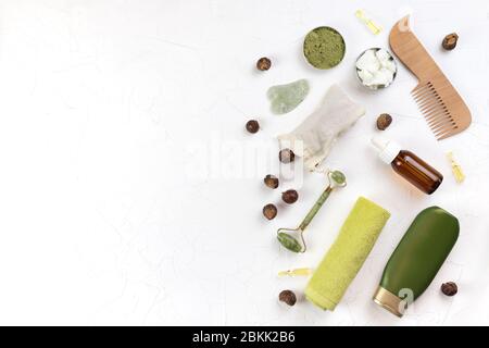 Kit d'auto-soin pour le corps, le visage. rouleau de jade pour le massage gouasha, huile de coco, poudre de spiruline. Concept bricolage éco-cosmétiques naturels, masques, gommages, maison s Banque D'Images