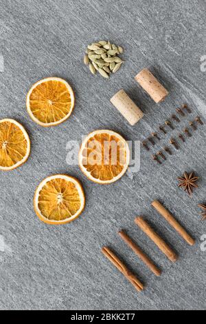 orange sec, cannelle, clou de girofle, anis et cardamome Banque D'Images