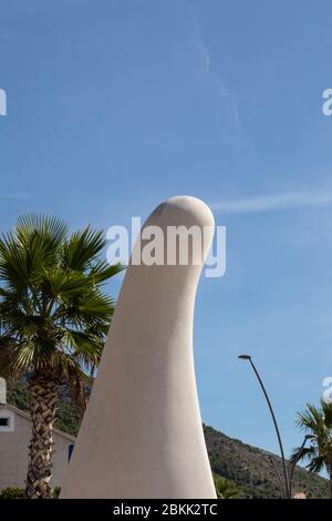Bol, Croatie, le 10 septembre 2019. Une grande statue de calcaire blanc en forme de célèbre plage avec une corne unique en forme de Brac pendant un beau d Banque D'Images