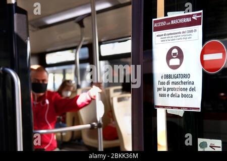 Roma, Italie. 04 mai 2020. Bus Rome 4 mai 2020. Covid-19, l'Italie entre dans la phase 2 de l'urgence du coronavirus. Photo Samantha Zucchi Insidefoto crédit: Insidefoto srl/Alay Live News Banque D'Images