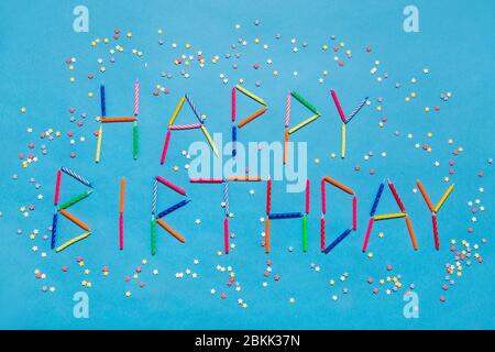mots joyeux anniversaire fait de bougies sur bleu Banque D'Images