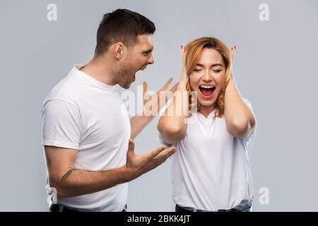 un couple mécontent ayant des arguments Banque D'Images