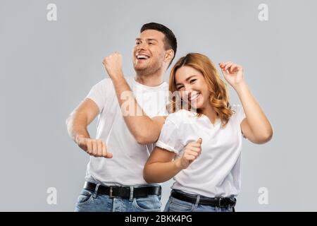 portrait d'un couple heureux en t-shirts blancs dansant Banque D'Images