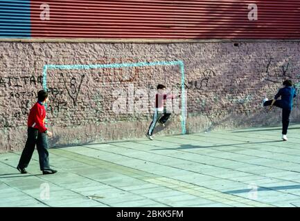 Prenez un match de football dans le quartier Banque D'Images