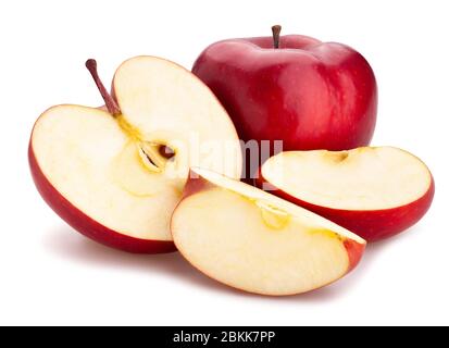 délicieux chemin de pomme rouge en tranches isolé sur blanc Banque D'Images