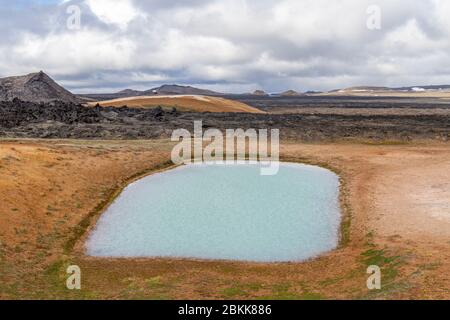 Vue vers le nord sur une source chaude vers le champ de lave de Krafla dans la zone volcanique de Krafla près de Mývatn, Islande. Banque D'Images