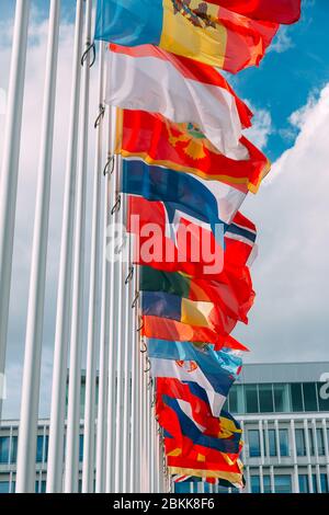 Drapeaux des pays européens en développement sur les mâts de drapeaux près du bâtiment Banque D'Images