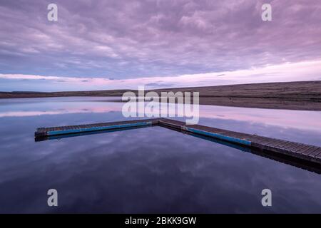 Coucher de soleil au réservoir de Redbrook, sur le domaine de Marsden Moor, West Yorkshire. Banque D'Images