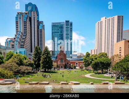 Vue sur les jardins de Yerba Buena avec l'église gothique Saint-Patrick, le San Francisco Marriott Marquis et le four Seasons Hotel. Banque D'Images