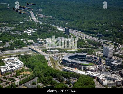 L'Escadron de démonstration aérienne des États-Unis, les Thunderbirds et les Blue Angels de la Marine, en haut, volent en formation sur Truist Park, où se trouve l'équipe de baseball Atlanta Braves, pendant le fort vol américain le 2 mai 2020 à Atlanta, en Géorgie. L'Amérique forte est un hommage de la Marine et de l'Armée de l'Air pour reconnaître les travailleurs de la santé, les premiers intervenants et d'autres membres du personnel essentiels dans une manifestation de solidarité nationale durant la pandémie COVID-19. Banque D'Images