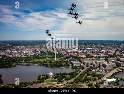 L'Escadron de démonstration aérienne de la Force aérienne des États-Unis, les Thunderbirds, Et les Blue Angels de la Marine, ci-dessous, volent en formation sur le Washington Monument et le Jefferson Memorial, pendant le fort autopont américain le 2 mai 2020 à Washington, D.C. America Strong est un salut de la Marine et de l'Armée de l'Air pour reconnaître les travailleurs de la santé, les premiers intervenants, Et d'autres membres du personnel essentiel dans un spectacle de solidarité nationale pendant la pandémie COVID-19. Banque D'Images