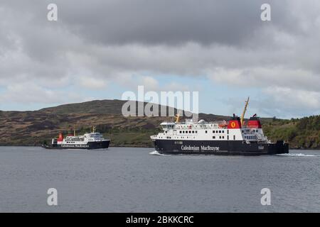 CalMac ferrys MV Finlagan passant par MV Hebridean Isles Banque D'Images