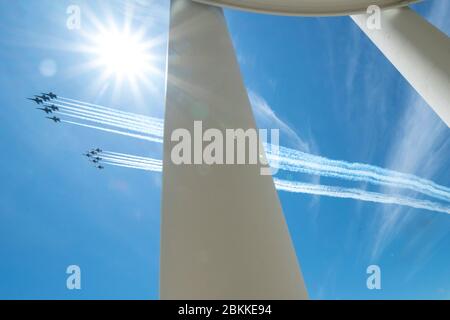 L'Escadron de démonstration aérienne de la Force aérienne, les Thunderbirds, Et les Blue Angels de la Marine, volent en formation sur le Washington Monument, pendant le fort survol américain vu du balcon de la salle bleue de la Maison Blanche le 2 mai 2020 à Washington, D.C. America Strong est un hommage de la Marine et de la Force aérienne pour reconnaître les travailleurs de la santé, les premiers intervenants, Et d'autres membres du personnel essentiel dans un spectacle de solidarité nationale pendant la pandémie COVID-19. Banque D'Images