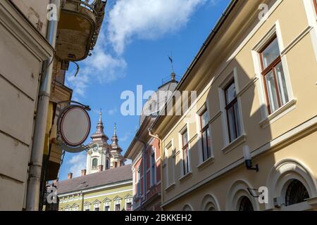 Rue vide à Eger, Hongrie Banque D'Images