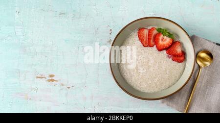 Vue de dessus du pudding au tapioca avec du lait à base de plantes Banque D'Images