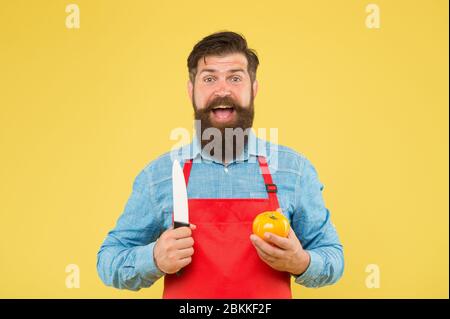 Recette de salade fraîche. Homme mature tient le couteau et le légume. Coupe sûre. Couper des légumes. Liste ultime des techniques de coupe que chaque chef devrait savoir. Le chef prépare le repas. Homme barbu préparer la tomate. Banque D'Images