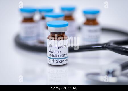 Flacon de vaccin contre le méningocoque avec seringue et photo du stock de stéthoscope Banque D'Images