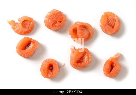 rouleaux de saumon frais isolés sur fond blanc, vue du dessus Banque D'Images