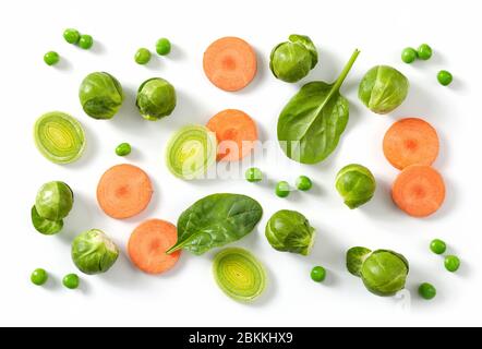 composition de légumes frais crus isolés sur fond blanc, vue du dessus Banque D'Images