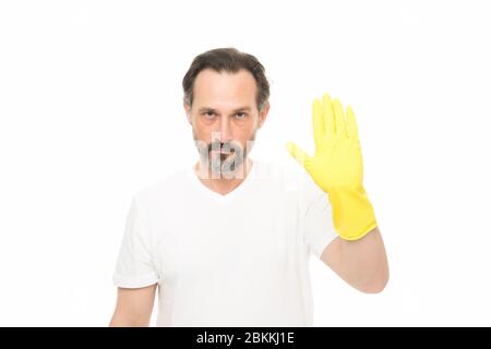 arrêtez de vous salir. homme mûr portez des gants en caoutchouc. homme nettoyant à la maison. prenez soin de vos mains pendant le lavage de la vaisselle. protection des mains. routine quotidienne avec des tâches domestiques. Il s'occupe de toute tâche. Banque D'Images