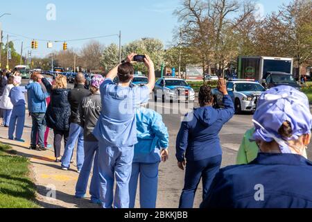 Detroit, Michigan, États-Unis. 4 mai 2020. Un défilé de premiers intervenants a rendu hommage aux travailleurs de la santé de l'hôpital Ascension St. John pour leur travail pendant la pandémie de coronavirus. Crédit: Jim West/Alay Live News Banque D'Images