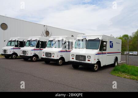 WEST WINDSOR, NJ -3 MAI 2020 - vue des camions de livraison de courrier du Service postal des États-Unis (USPS) au bureau de poste du Carnegie Center à New JERS Banque D'Images