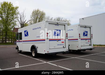WEST WINDSOR, NJ -3 MAI 2020 - vue des camions de livraison de courrier du Service postal des États-Unis (USPS) au bureau de poste du Carnegie Center à New JERS Banque D'Images