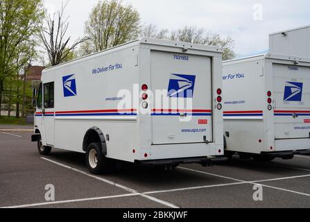 WEST WINDSOR, NJ -3 MAI 2020 - vue des camions de livraison de courrier du Service postal des États-Unis (USPS) au bureau de poste du Carnegie Center à New JERS Banque D'Images