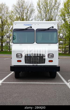 WEST WINDSOR, NJ -3 MAI 2020 - vue des camions de livraison de courrier du Service postal des États-Unis (USPS) au bureau de poste du Carnegie Center à New JERS Banque D'Images
