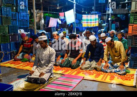 Les travailleurs d'un marché de gros sont vus à l'intérieur de la mosquée tout en priant pendant le mois Saint du Ramadan. Ramadan est le mois holistique du calendrier islamique où les dévots sont à jeun de l'aube jusqu'au crépuscule. Les musulmans du monde entier célèbrent le mois du Ramadan et ont trouvé diverses façons de célébrer ce mois du Ramadan, car les restrictions imposées par les pays pour freiner la propagation du Coronavirus ont fermé des mosquées pour empêcher les rassemblements. Banque D'Images