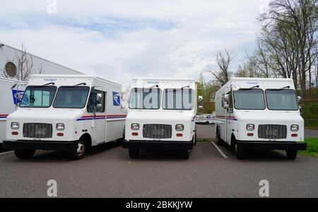 WEST WINDSOR, NJ -3 MAI 2020 - vue des camions de livraison de courrier du Service postal des États-Unis (USPS) au bureau de poste du Carnegie Center à New JERS Banque D'Images