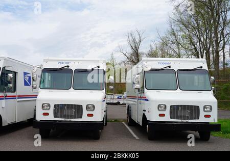 WEST WINDSOR, NJ -3 MAI 2020 - vue des camions de livraison de courrier du Service postal des États-Unis (USPS) au bureau de poste du Carnegie Center à New JERS Banque D'Images