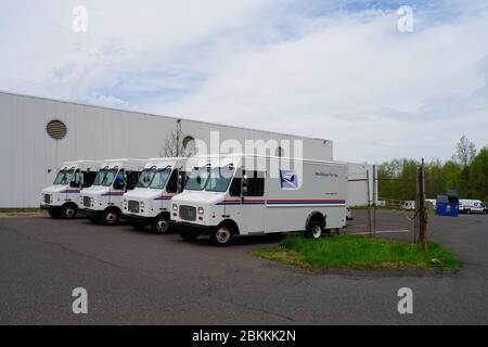 WEST WINDSOR, NJ -3 MAI 2020 - vue des camions de livraison de courrier du Service postal des États-Unis (USPS) au bureau de poste du Carnegie Center à New JERS Banque D'Images