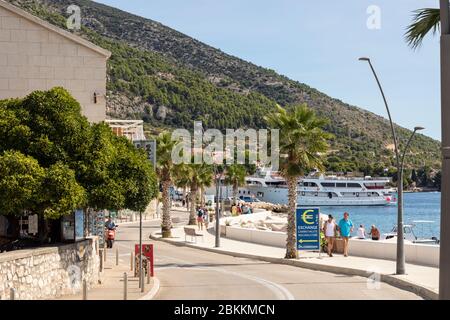 Bol, Croatie, le 10 septembre 2019. Une rue, un boulevard et le port de bol sur l'île de Brac en Dalmatie, par une journée ensoleillée en été. Un bateau et des touristes Banque D'Images