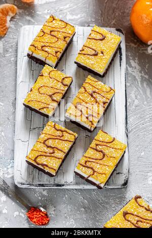 Biscuits soufflés avec marmelade d'agrumes et noix de coco Banque D'Images