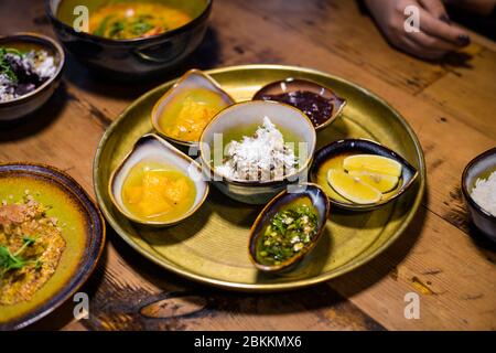 Délicieux plat asiatique sur une table en bois, gros plan. Banque D'Images