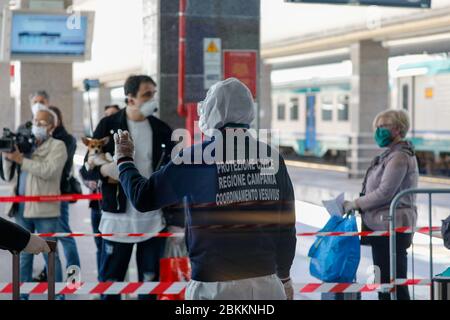 Naples, Italie. 04 mai 2020. Naples, première arrivée du train du nord de l'Italie à la gare centrale de Naples au début de la deuxième phase de la pandémie de COVID-19. (Photo de Fabio Sasso/Pacific Press) crédit: Agence de presse du Pacifique/Alay Live News Banque D'Images