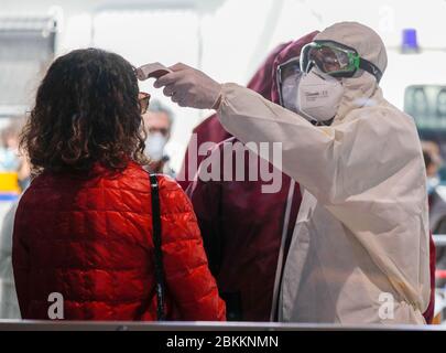 Naples, Italie. 04 mai 2020. Naples, première arrivée du train du nord de l'Italie à la gare centrale de Naples au début de la deuxième phase de la pandémie de COVID-19. (Photo de Fabio Sasso/Pacific Press) crédit: Agence de presse du Pacifique/Alay Live News Banque D'Images