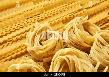 tagliatelle de pâtes sèches et fond doré de mafaldini Banque D'Images