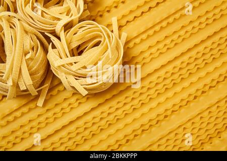 tagliatelle de pâtes sèches et fond doré de mafaldini Banque D'Images