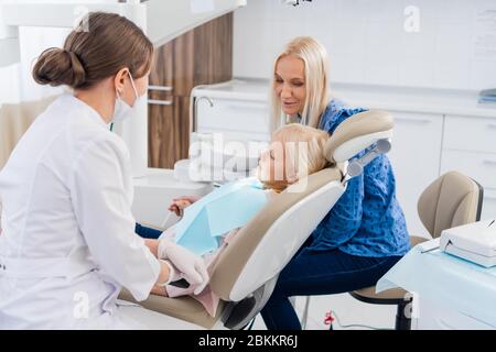 Un enfant qui a un contrôle régulier au cabinet du dentiste. Banque D'Images