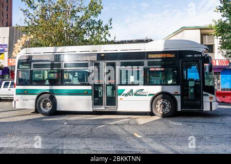 18 octobre 2019 Berkeley / CA / USA - vue latérale d'un bus AC Transit; AC Transit est une agence de transport en commun desservant les parties ouest d'Alameda et C Banque D'Images