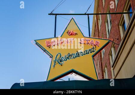 Une enseigne est suspendue à l'extérieur du restaurant Bright Star, le 12 juillet 2015, à Bessemer, Alabama. Le restaurant est spécialisé dans la cuisine grecque. Banque D'Images